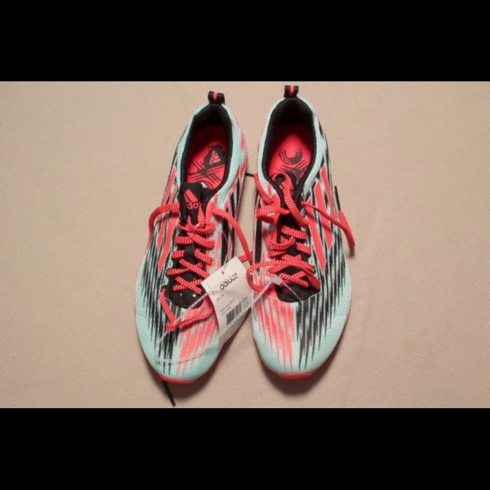 Tennis shoes